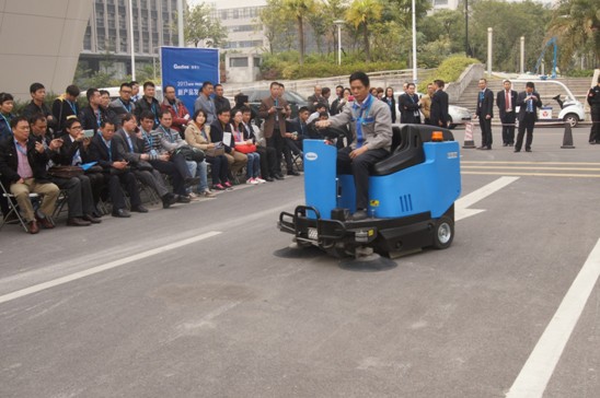 Gadlee launched walk behind scrubber dryer GT55, ride on sweeper GTS1250