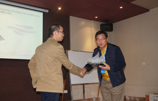 Mr. Xian Zhiqiang, the sales manager, shared the sales management experience,