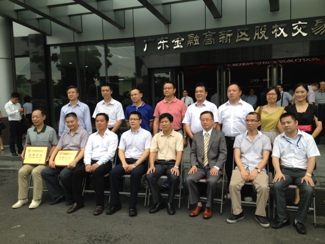 Mr. Yang took photo with other leaders of corporation companies